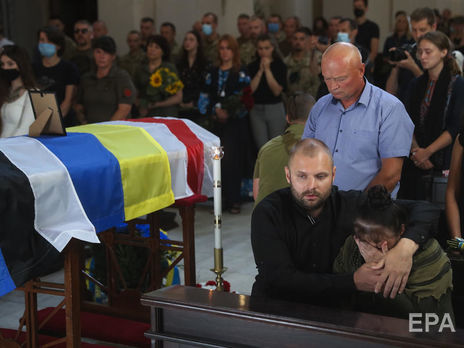 Зеленский посмертно наградил военнослужащих, погибших на Донбассе, в том числе военврача Илина