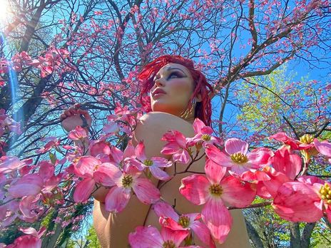 Белла Хадід позувала топлес серед квітучих дерев. Фото