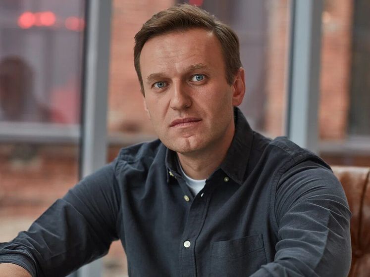 Прессекретарка Навального: Лікарі кажуть, що це не отруєння, бо їх залякали