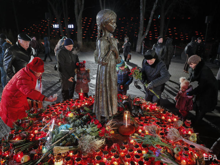 Вандали намагалися пошкодити скульптуру дівчинки з колосками біля музею Голодомору в Києві