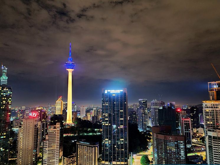 Одну из самых высоких башен мира в Малайзии подсветили в цвета флага Украины