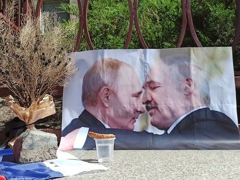 У Києві біля посольства Білорусі спалили портрет із Лукашенком і Путіним