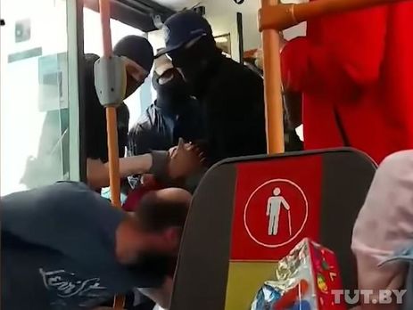 Cиловики виносили затриманих із тролейбуса