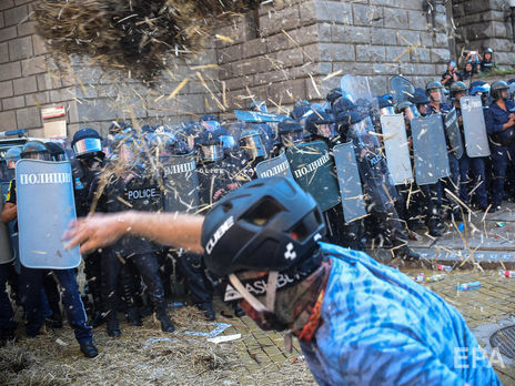 Зіткнення з поліцією виникли перед будівлею парламенту Болгарії