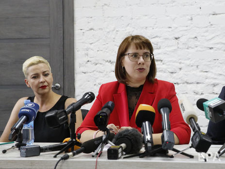 Марию Колесникову (слева) 7 сентября задержали люди в гражданской одежде и в масках