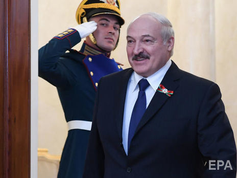 Лукашенко про появу з автоматом: Американці з космосу, сволота, бачать усе й відразу дали у Варшаву сигнал, що мій вертоліт піднявся