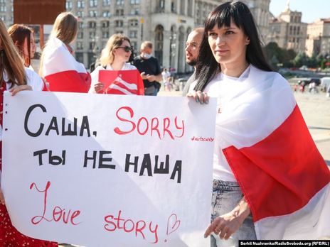 Марш в поддержку белорусских женщин начался возле стелы на Майдане Незалежности