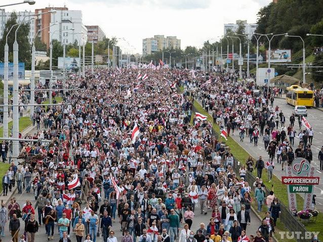 Марш героїв у Мінську. Протестувальники підійшли до селища, де живе Лукашенко, пролунав постріл у повітря