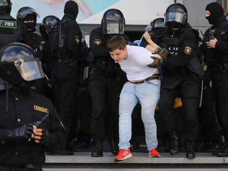 Силовики жорстко затримують учасників протесту в Білорусі