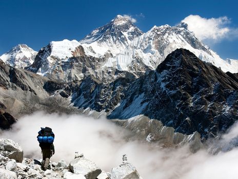 Еверест є найвищою вершиною Землі 8848⁣ м, перше сходження на неї відбулося 1953 року