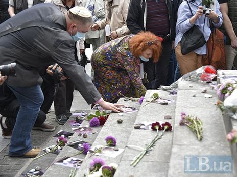 В Киеве прошел марш памяти к годовщине расстрелов в Бабьем Яру. Фоторепортаж