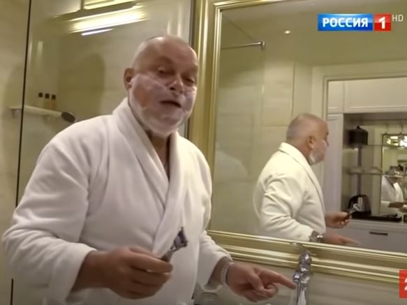 Російський комік зняв пародію на репортаж Кисельова з томського готелю. Відео