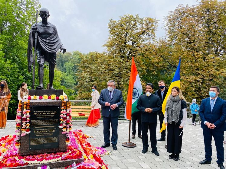 У Києві відкрили пам'ятник Махатмі Ганді