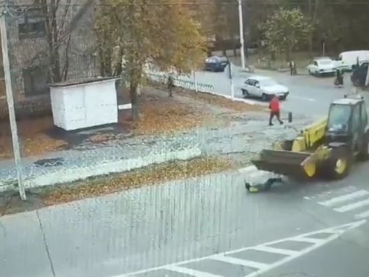 Женщину переехал трактор под Кропивницким, она встала и пошла. Видео