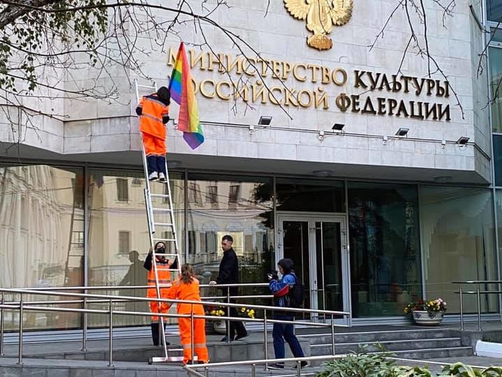 У Москві затримали учасників Pussy Riot, які вивісили веселкові прапори на будівлях ФСБ та адміністрації президента