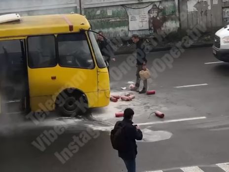 В Киеве во время движения загорелась маршрутка с пассажирами