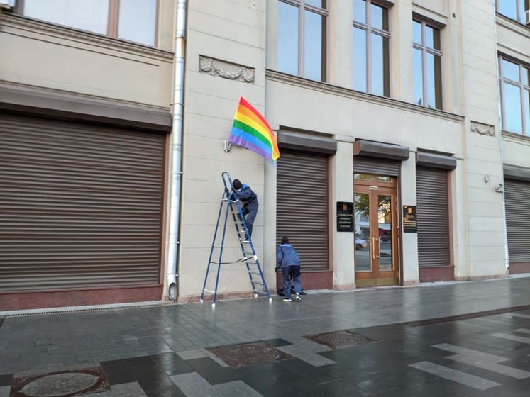 В Москве арестовали участника Pussy Riot за ЛГБТ-флаги на администрации Путина и ФСБ