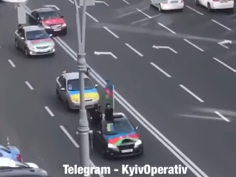 Иностранцы устроили автопробег по Киеву, на улице Грушевского звучали выстрелы