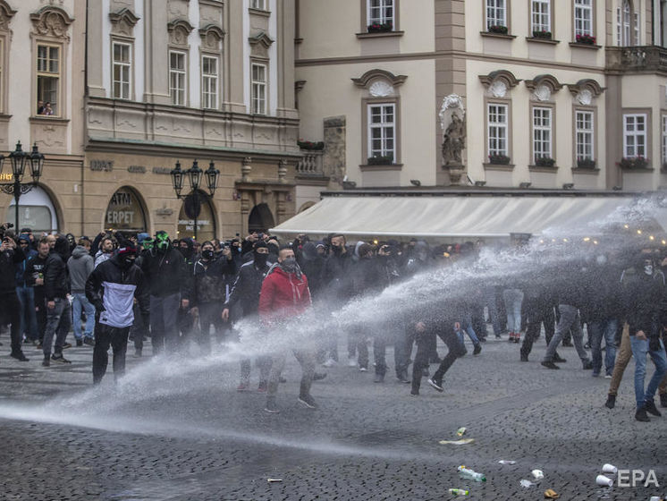 У Празі футбольні та хокейні фанати бунтували проти коронавірусних обмежень, поліція застосувала водомет
