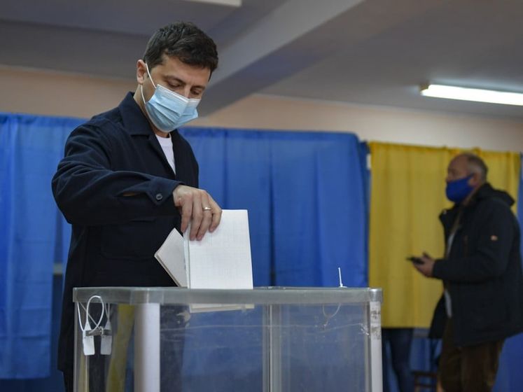 Зеленский проголосовал с женой на местных выборах и ответил на пять вопросов
