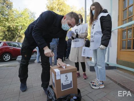 Волонтеры, проводящие опрос от Зеленского, присутствуют у 55% избирательных участков – 