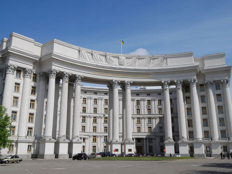 У МЗС України пояснили угорському дипломату, що українське законодавство забороняє іноземцям брати участь у передвиборчій агітації
