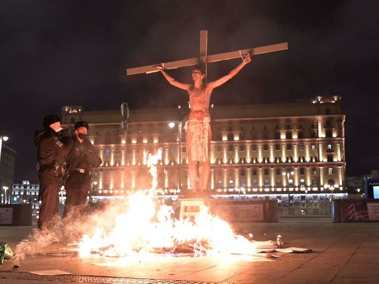 У здания ФСБ в Москве активисты устроили перформанс с "казнью Христа" в поддержку политзаключенных