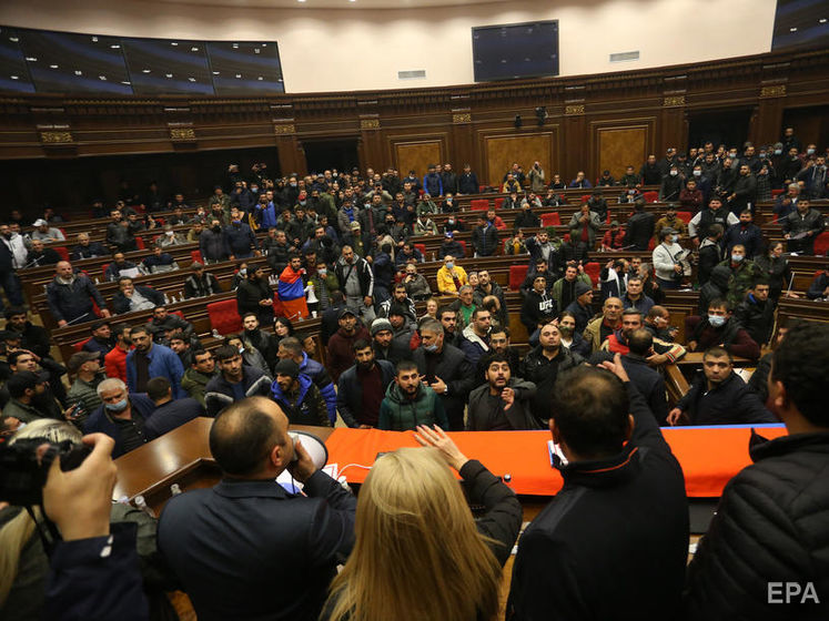 Сотні протестувальників увірвалися в будівлю парламенту Вірменії після підписання угоди про припинення конфлікту в Карабасі. Відео