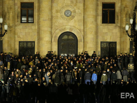 У Вірменії затримали шістьох осіб за підозрою у захопленні влади. Вони мітингували проти закінчення війни у Карабасі