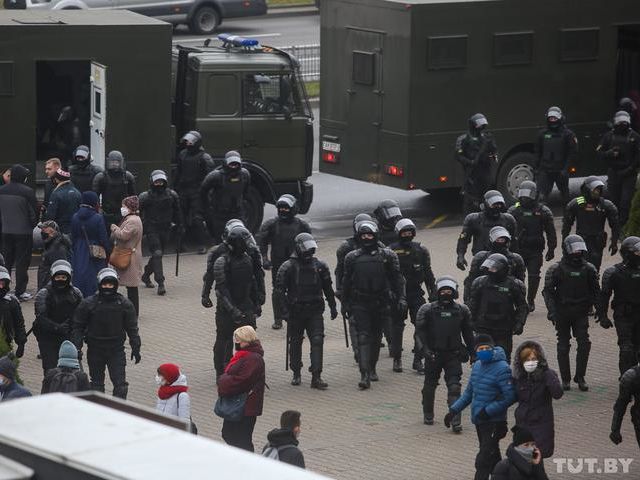 Протесты в Беларуси. Силовики применили против демонстрантов светошумовые гранаты и слезоточивый газ