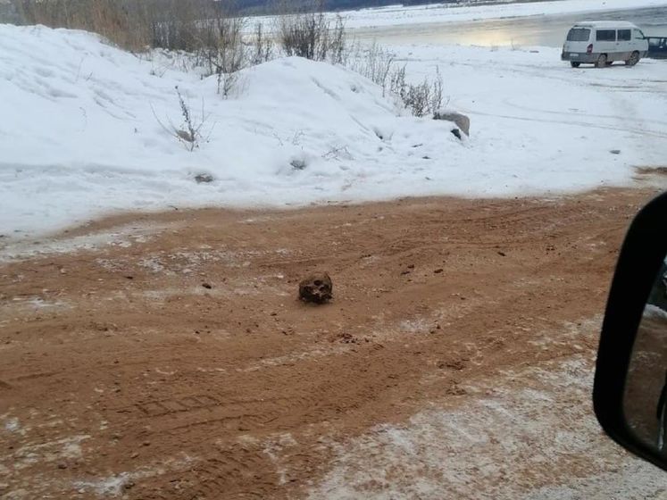 В Иркутской области РФ дорогу посыпали песком с человеческими костями