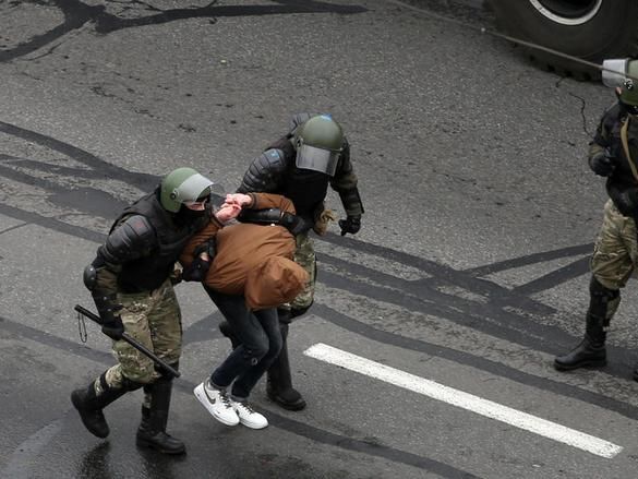 Протесты в Беларуси. Силовики задержали более тысячи человек, среди них врачи и издатель