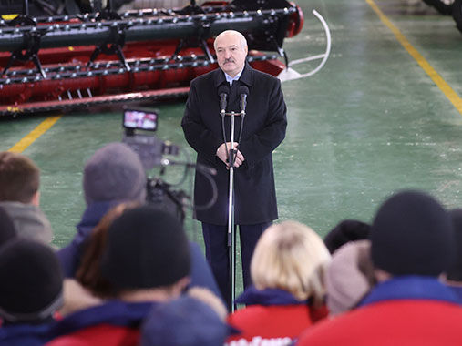 Лукашенко: Я не ходжу під біло-червоно-білими прапорами і відкрито кажу, що це фашистська символіка