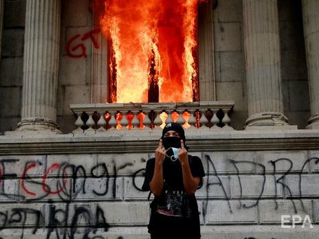 У Гватемалі мітингувальники проти нового держбюджету підпалили парламент. Фоторепортаж