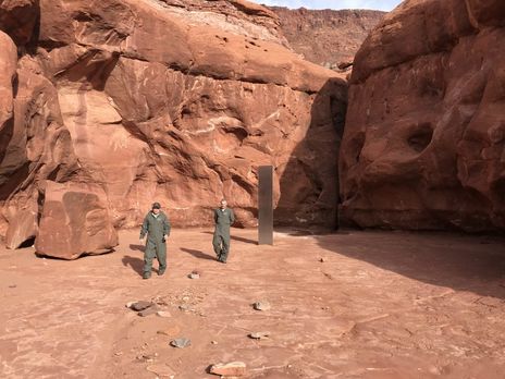 В США обнаружили в пустыне загадочный металлический монолит