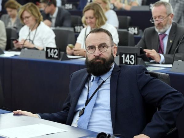 Угорського євродепутата від консервативної партії Орбана затримали на вечірці з голими чоловіками. Він подав у відставку
