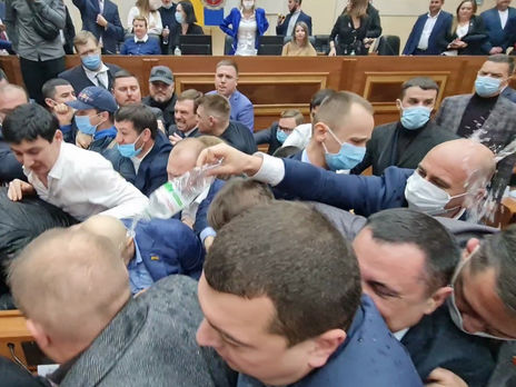 В Одеській облраді новообрані депутати спочатку побилися, а потім почали першу сесію. Відео