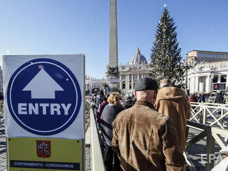 В Ватикане зажгли рождественскую елку и открыли выставку 