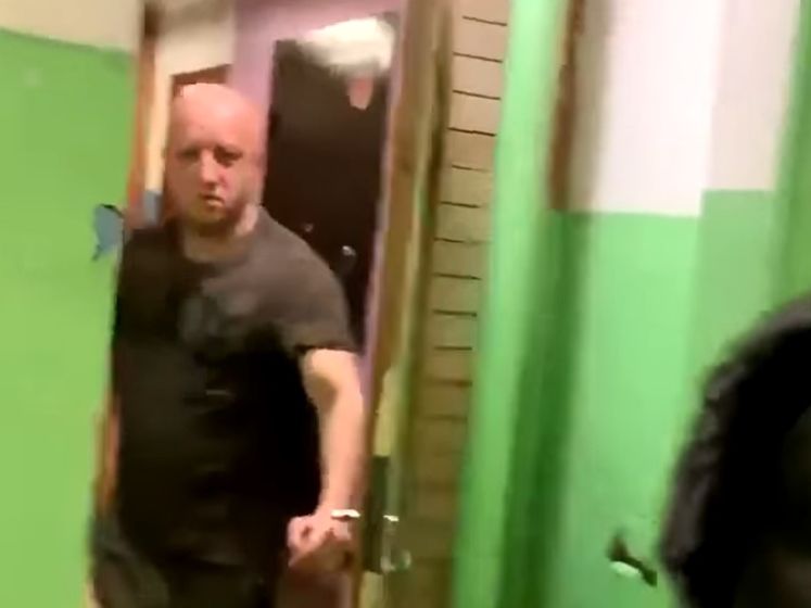 Журналісти прийшли додому до співробітника ФСБ, якого вони підозрюють в отруєнні Навального