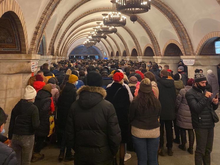 Центральні станції метро в Києві понад п'ять годин перевіряли на "замінування", у підземці була тиснява
