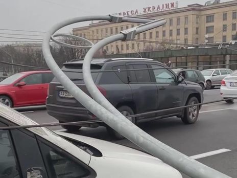 В Киеве на Шулявском мосту упали электроопоры. Видео 