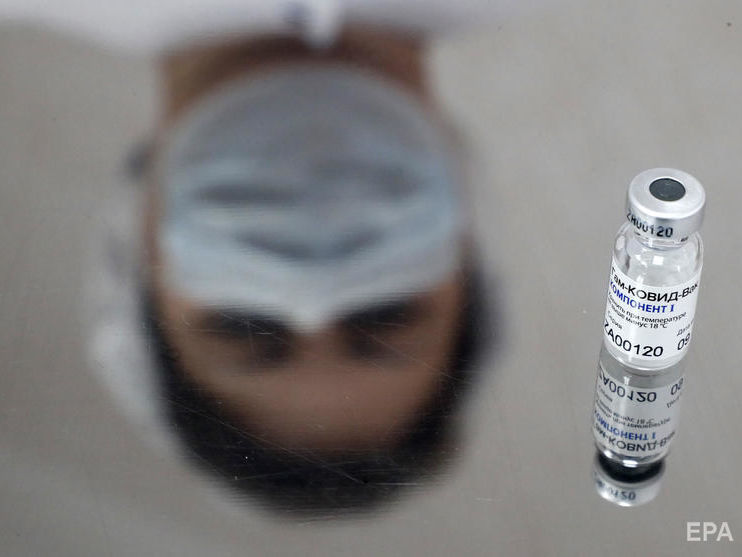 Жар, потеря обоняния и давление. Россияне жалуются на побочные эффекты вакцины "Спутник V"