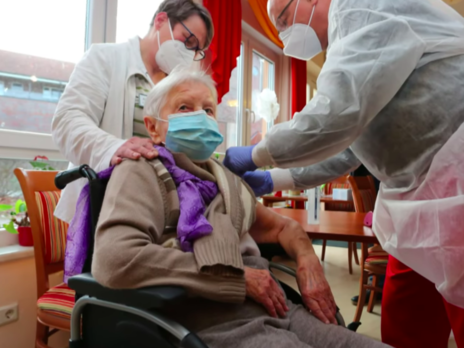 В Германии начали вакцинацию от COVID-19. Первой прививку сделали 101-летней женщине