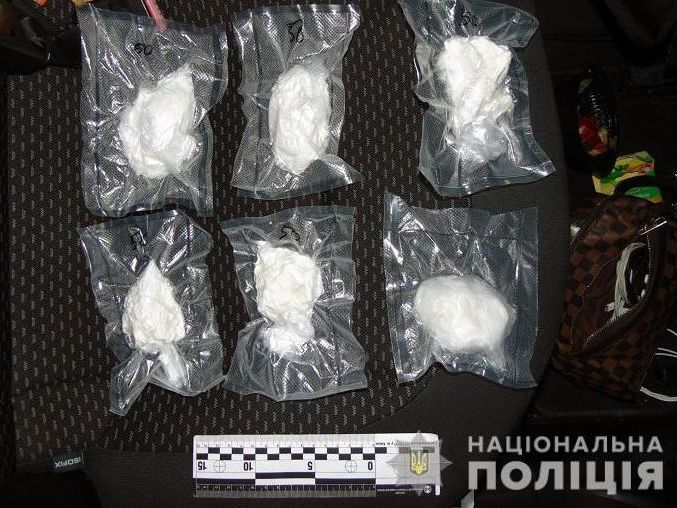 У Києві поліцейські знайшли в іноземця кокаїн. На чорному ринку така партія коштує приблизно 2,5 млн грн