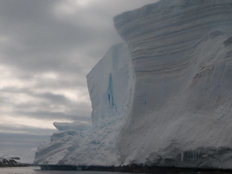 Недалеко от украинской станции в Антарктиде от ледника откололся кусок высотой 20 метров