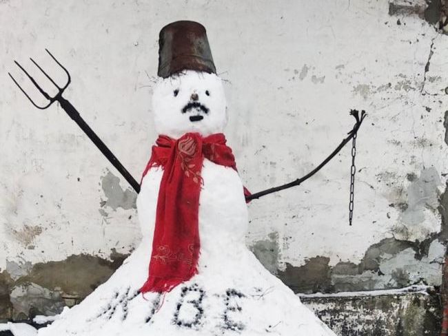 В Беларуси будут судить мужчину за усатого снеговика. Силовики посчитали его "несанкционированным пикетом"
