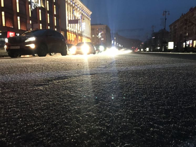 Мокрий сніг та ожеледиця. Рятувальники оголосили I рівень небезпеки на дорогах України