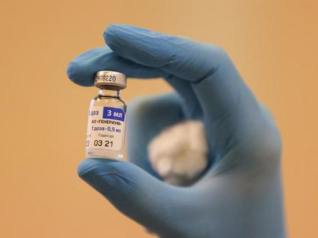 Російська вакцина зазнала критики через дозвіл на масове застосування до проходження третьої фази клінічних випробувань