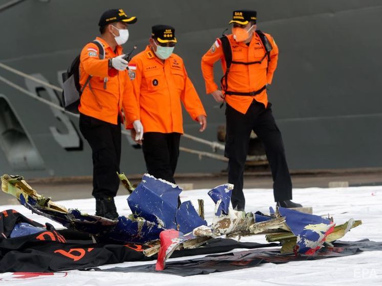 Водолазы нашли черные ящики и фрагменты тел на месте падения самолета в Индонезии