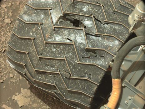 Колеса марсохода Curiosity зносилися об каміння Марса. Фоторепортаж